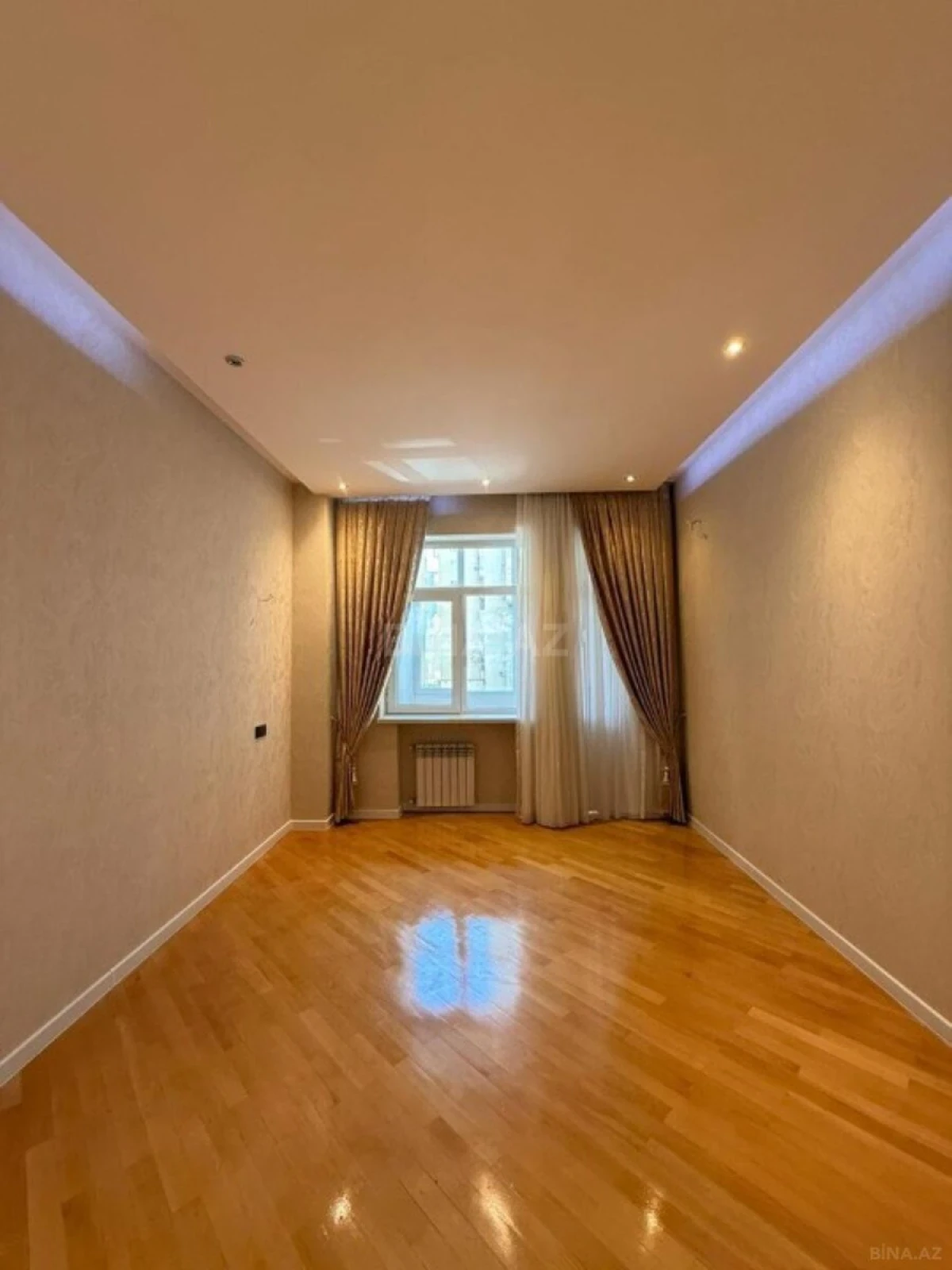 Satılır 3 otaqlı mənzil 135 m²