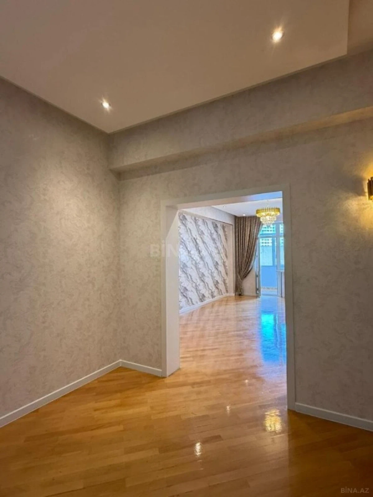 Satılır 3 otaqlı mənzil 135 m²