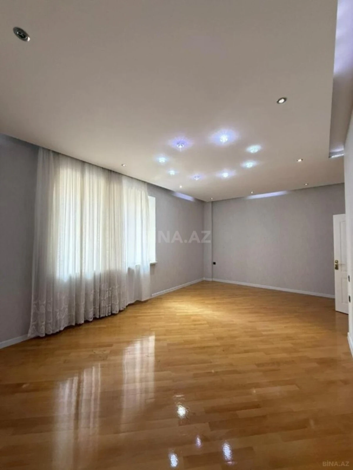 Satılır 3 otaqlı mənzil 135 m²