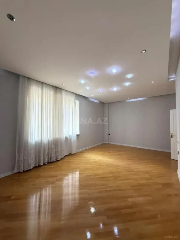 Satılır 3 otaqlı mənzil 135 m²