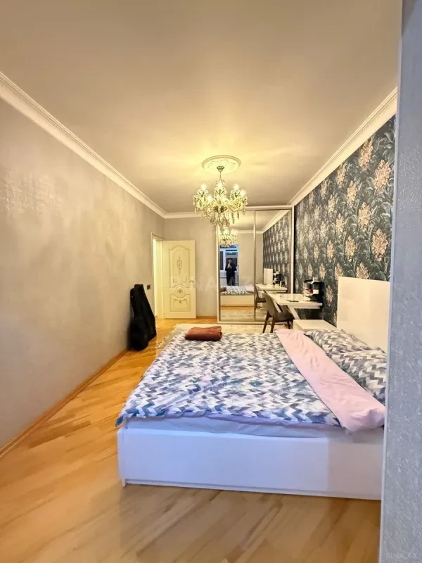 Satılır 5 otaqlı mənzil 120 m²