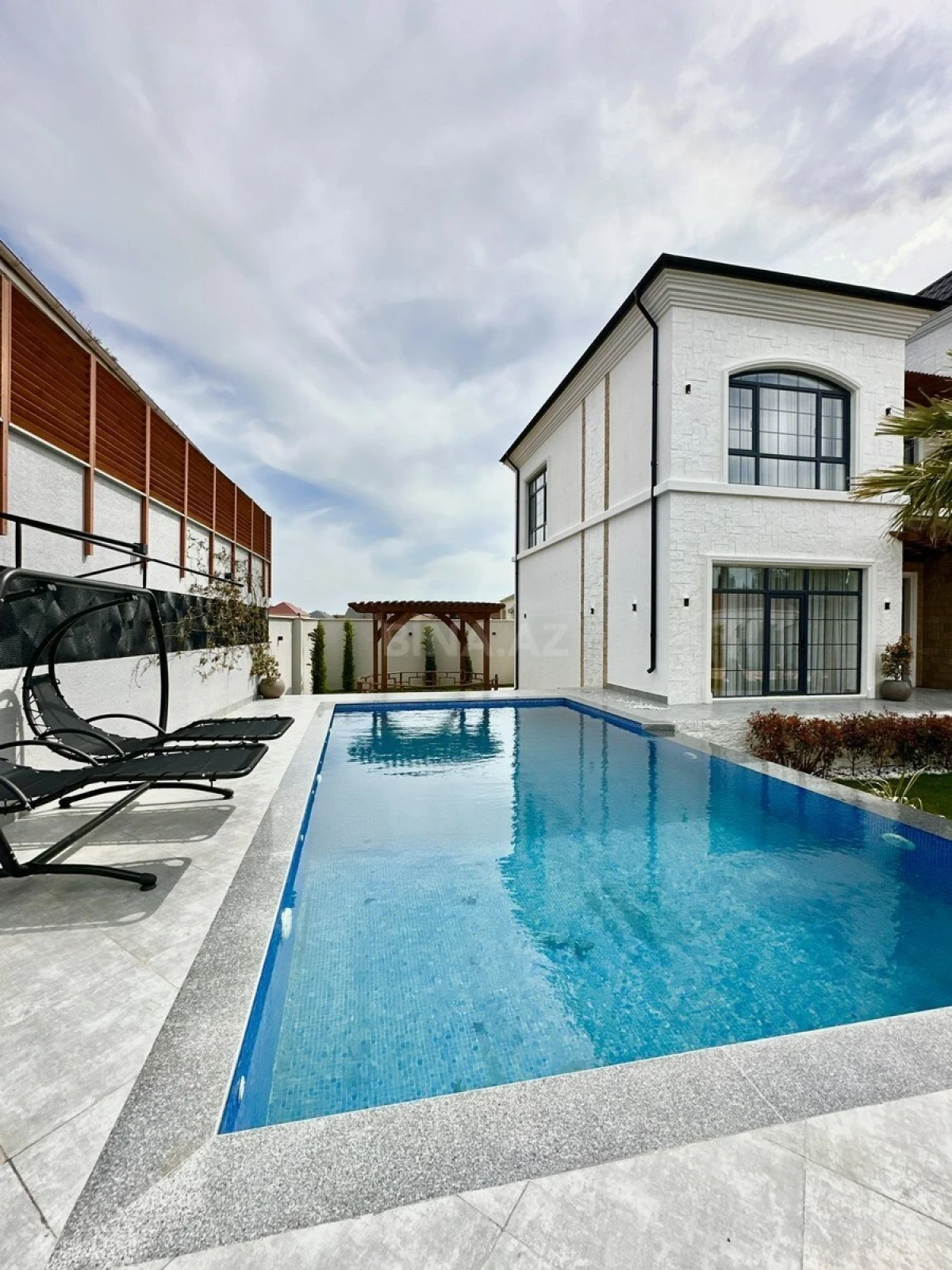 Satılır 6 otaqlı həyət evi 600 m²