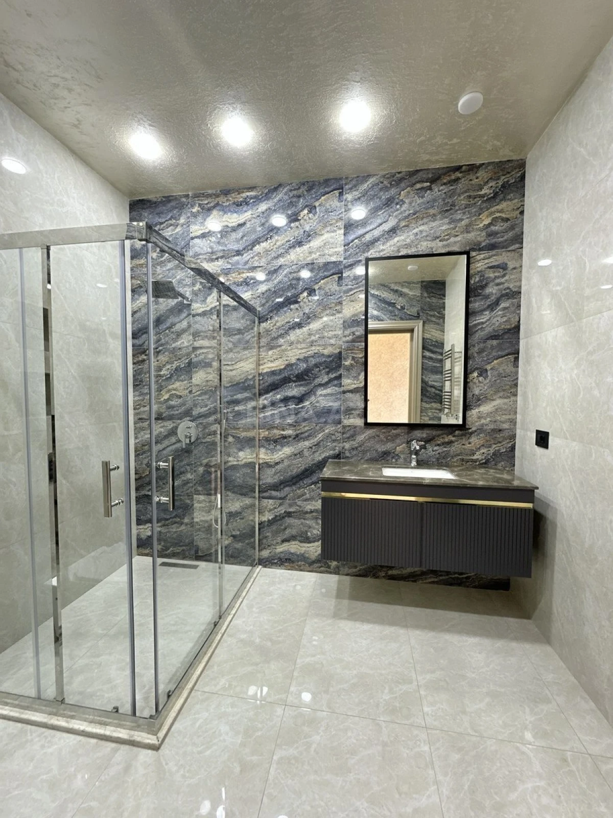 Satılır 6 otaqlı həyət evi 600 m²