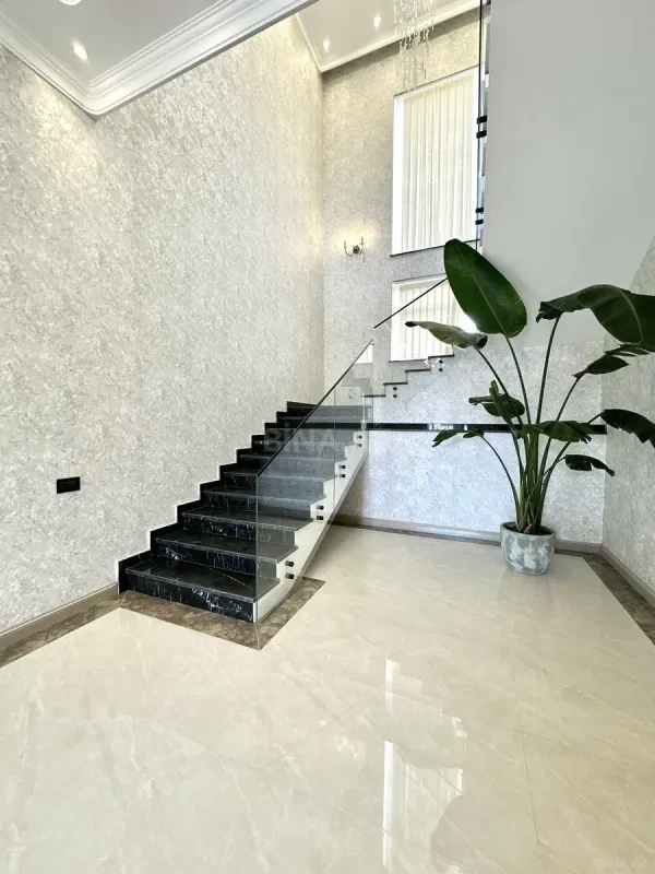 Satılır 6 otaqlı həyət evi 600 m²
