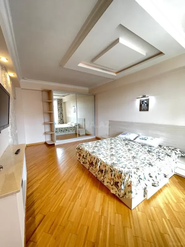 Kirayə verilir 2 otaqlı mənzil 95 m²