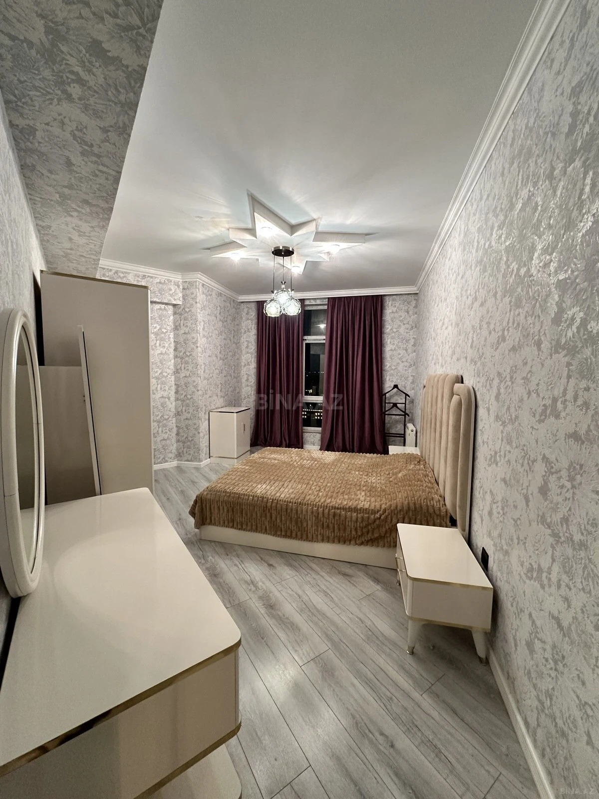 Satılır 4 otaqlı mənzil 320 m²