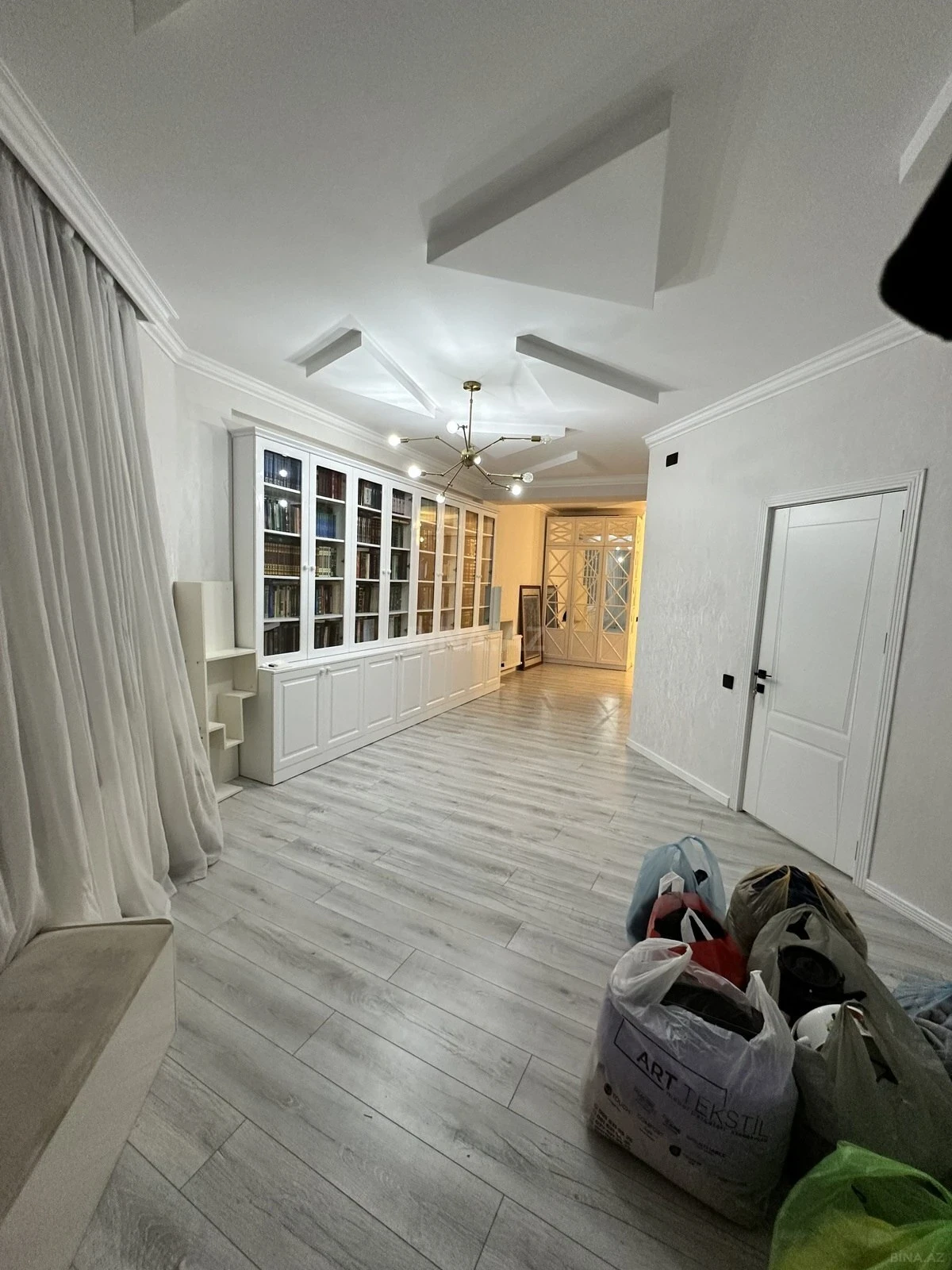 Satılır 4 otaqlı mənzil 320 m²