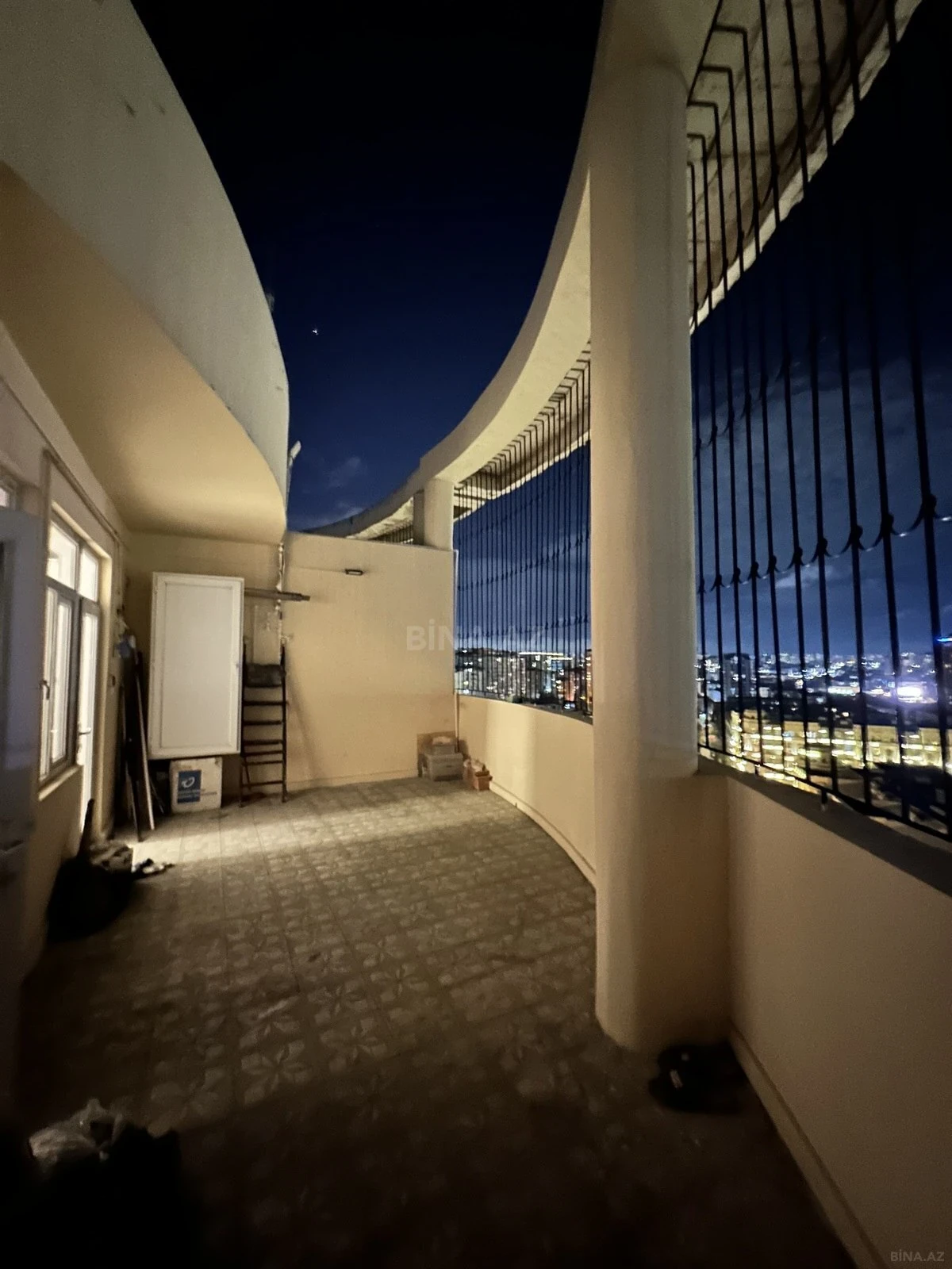 Satılır 4 otaqlı mənzil 320 m²