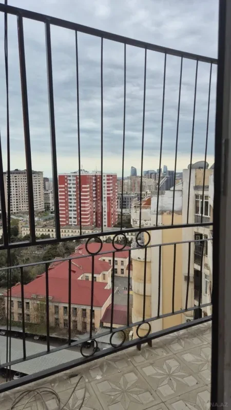Satılır 4 otaqlı mənzil 320 m²