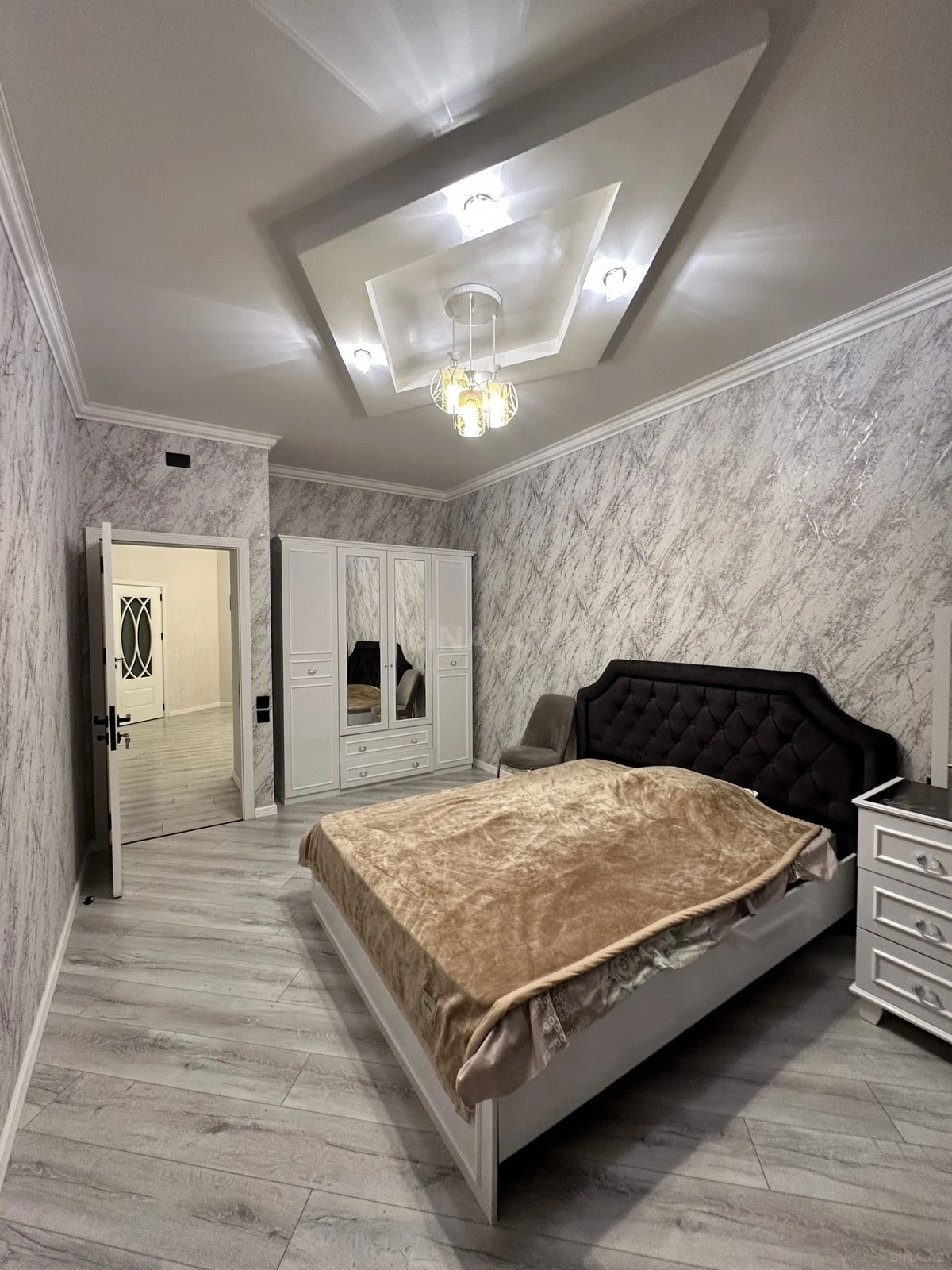 Satılır 4 otaqlı mənzil 320 m²