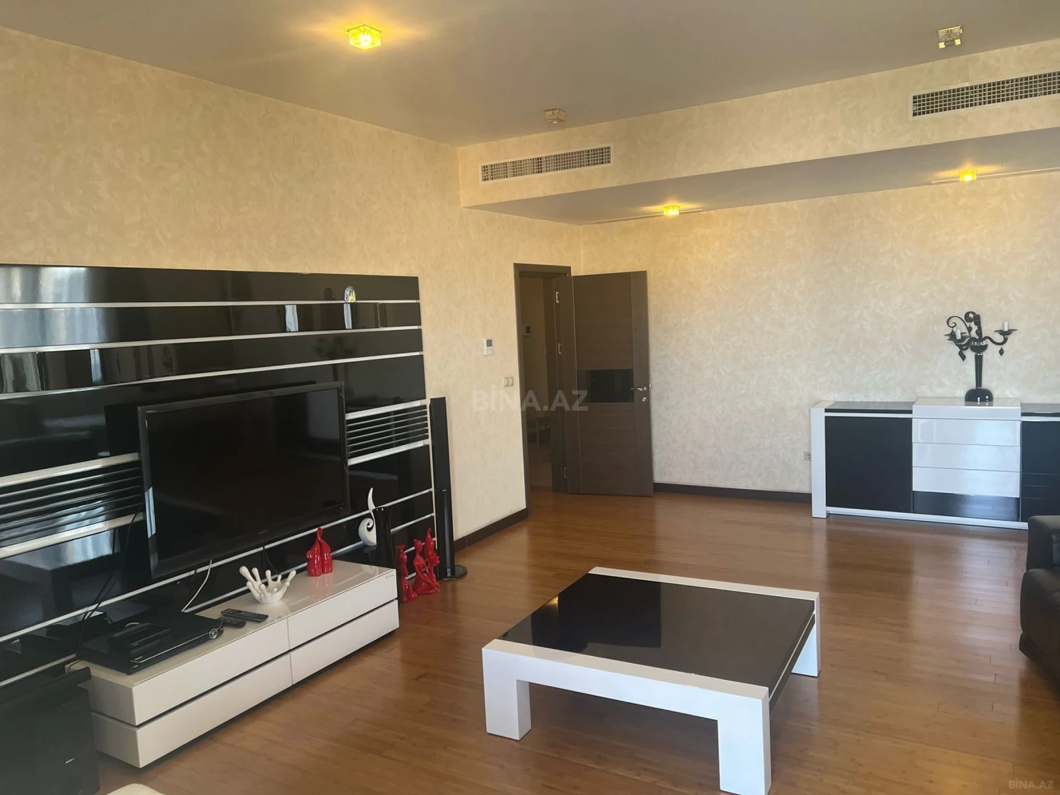 Kirayə verilir 4 otaqlı mənzil 200 m²