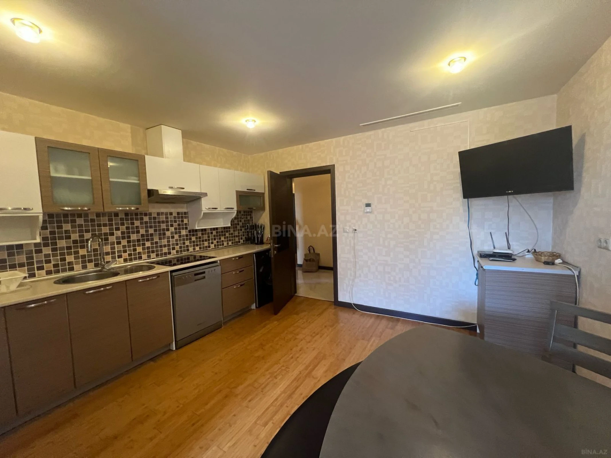 Kirayə verilir 4 otaqlı mənzil 200 m²