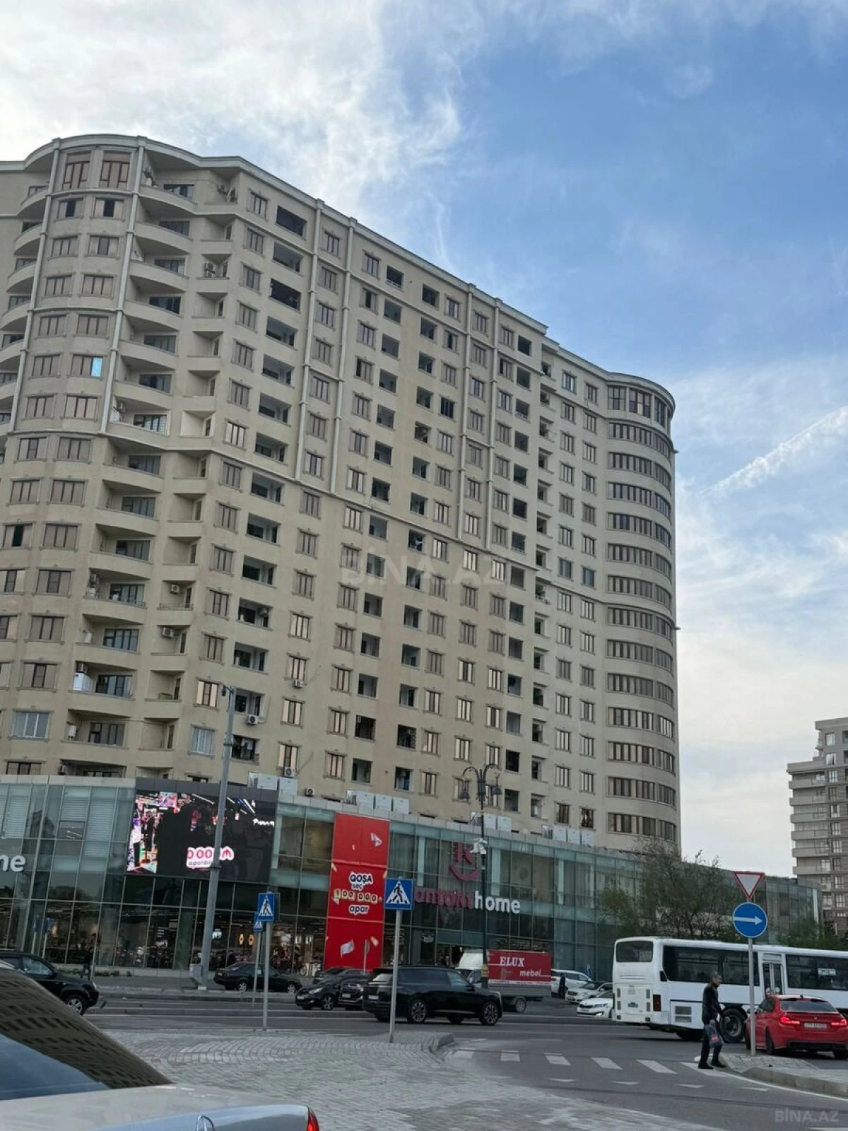 Satılır 3 otaqlı mənzil 122 m²
