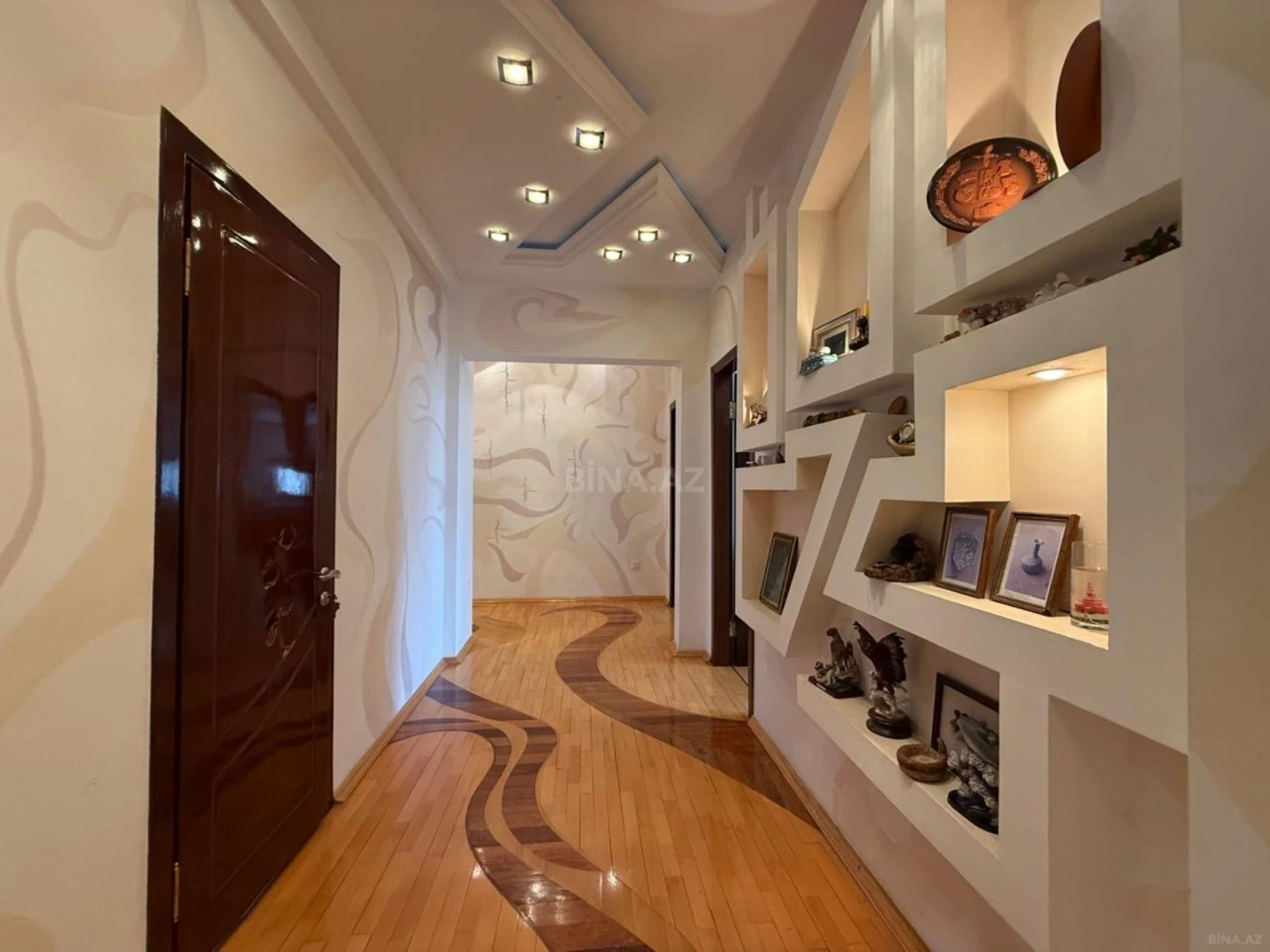 Satılır 4 otaqlı mənzil 210 m²