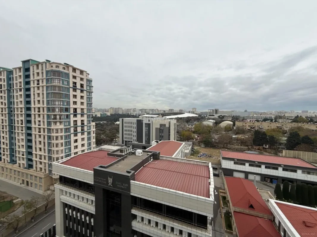 Satılır 4 otaqlı mənzil 210 m²