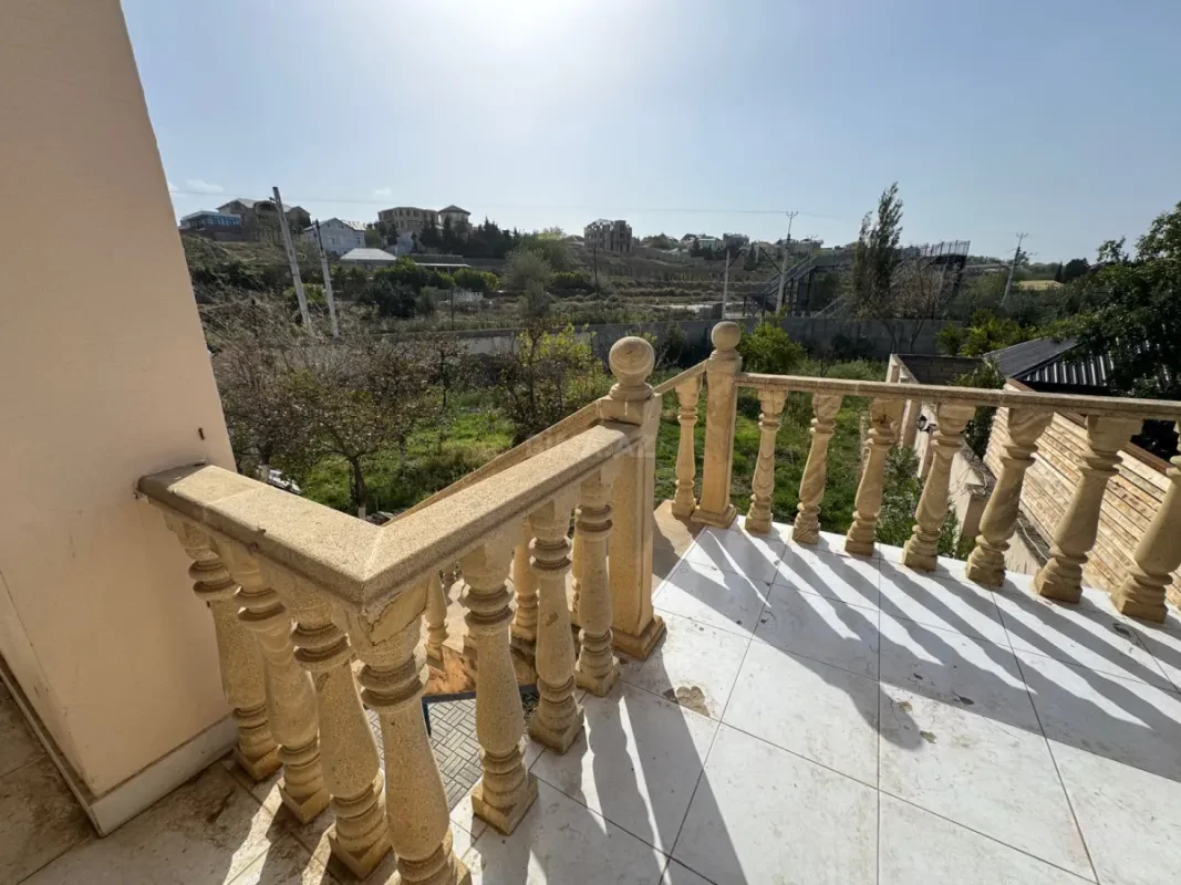 Satılır 6 otaqlı həyət evi 220 m²