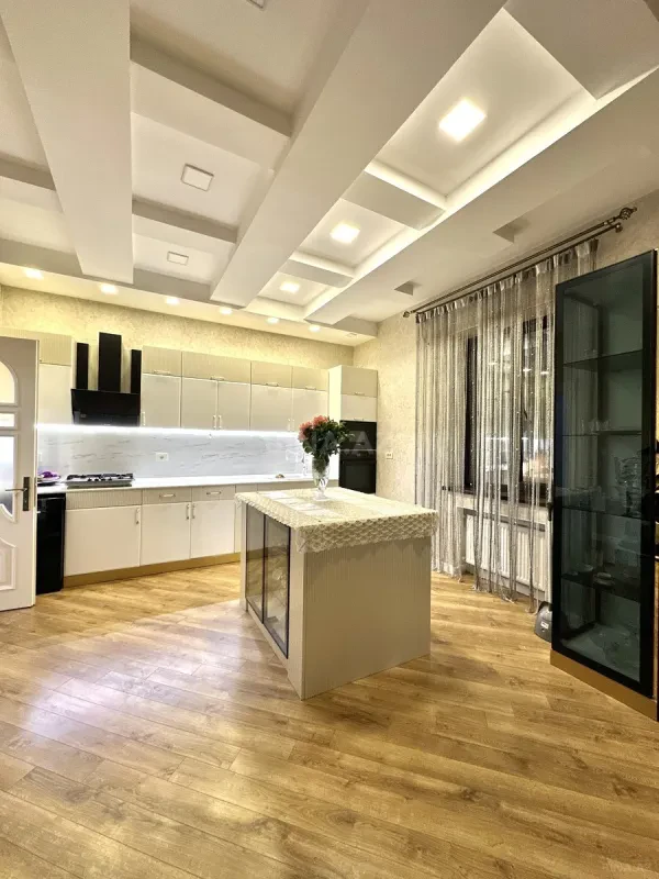 Satılır 6 otaqlı həyət evi 500 m²