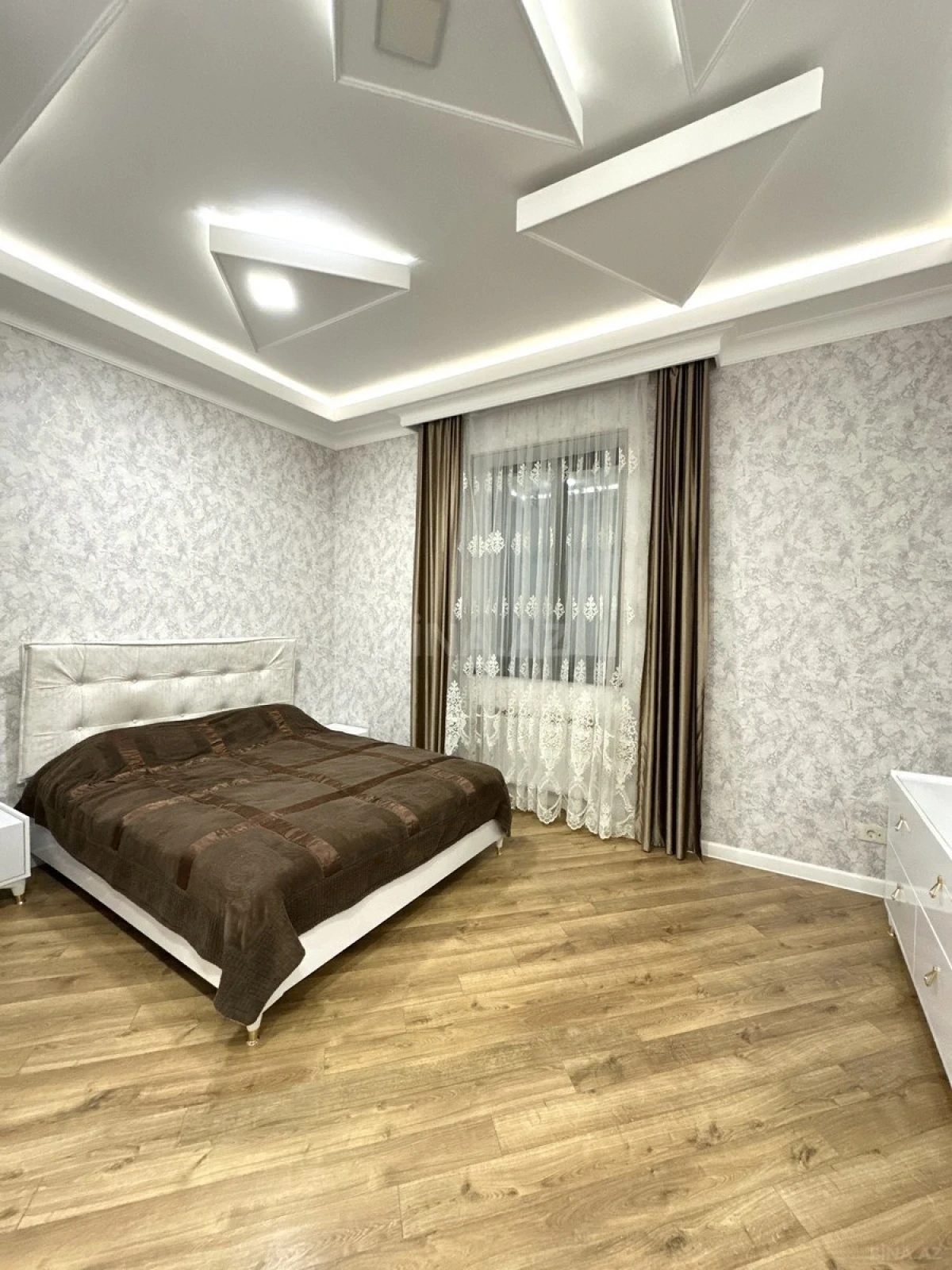 Satılır 6 otaqlı həyət evi 500 m²