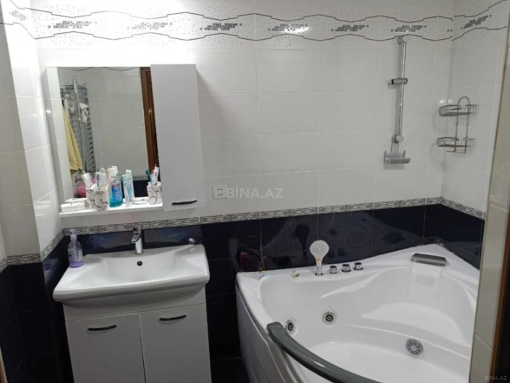 Satılır 3 otaqlı mənzil 137 m²