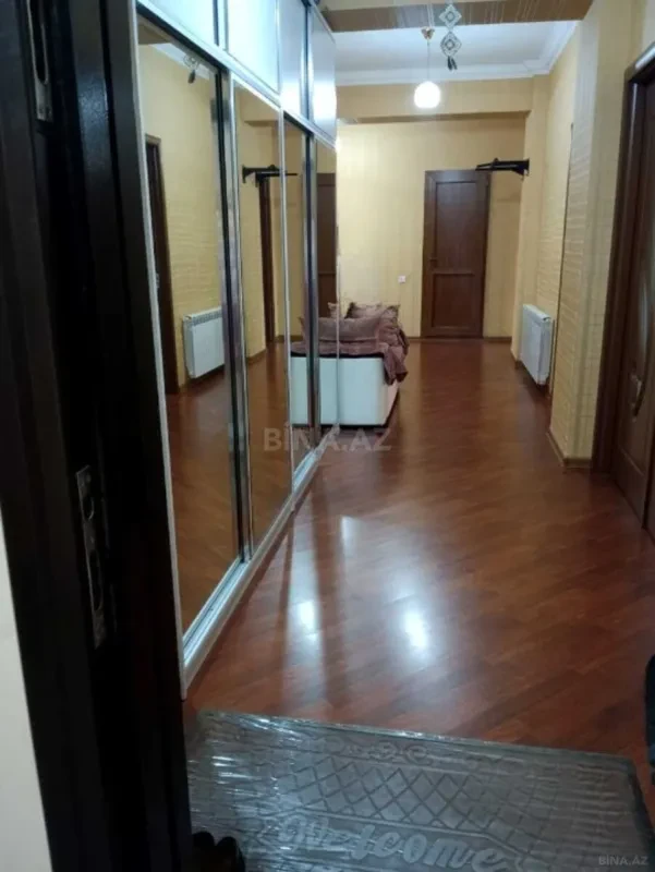 Satılır 3 otaqlı mənzil 137 m²