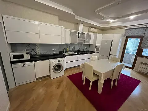 Kirayə verilir 3 otaqlı mənzil 140 m²