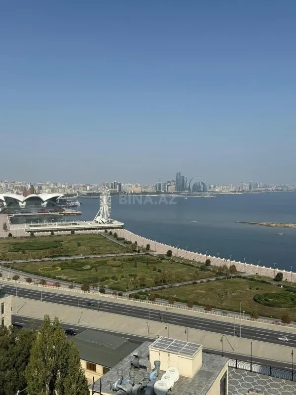 Satılır 4 otaqlı mənzil 230 m²
