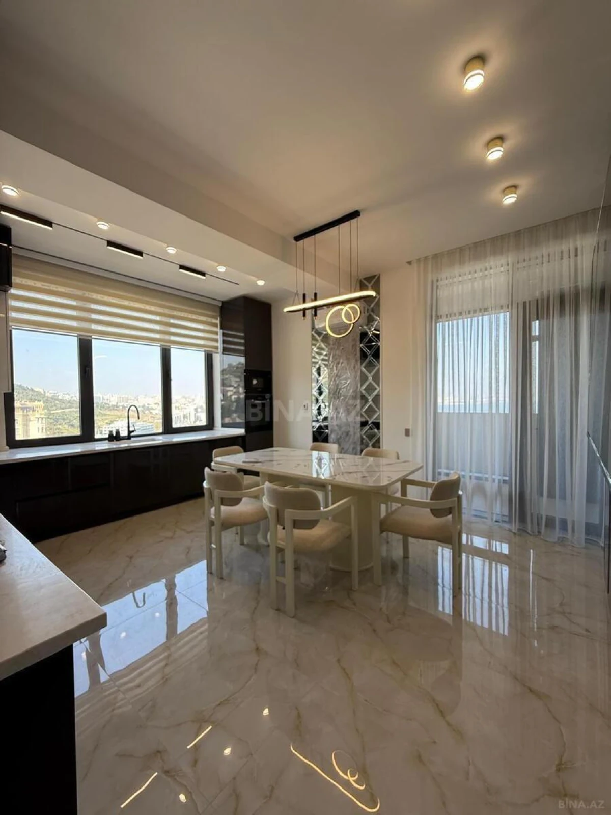 Satılır 4 otaqlı mənzil 230 m²