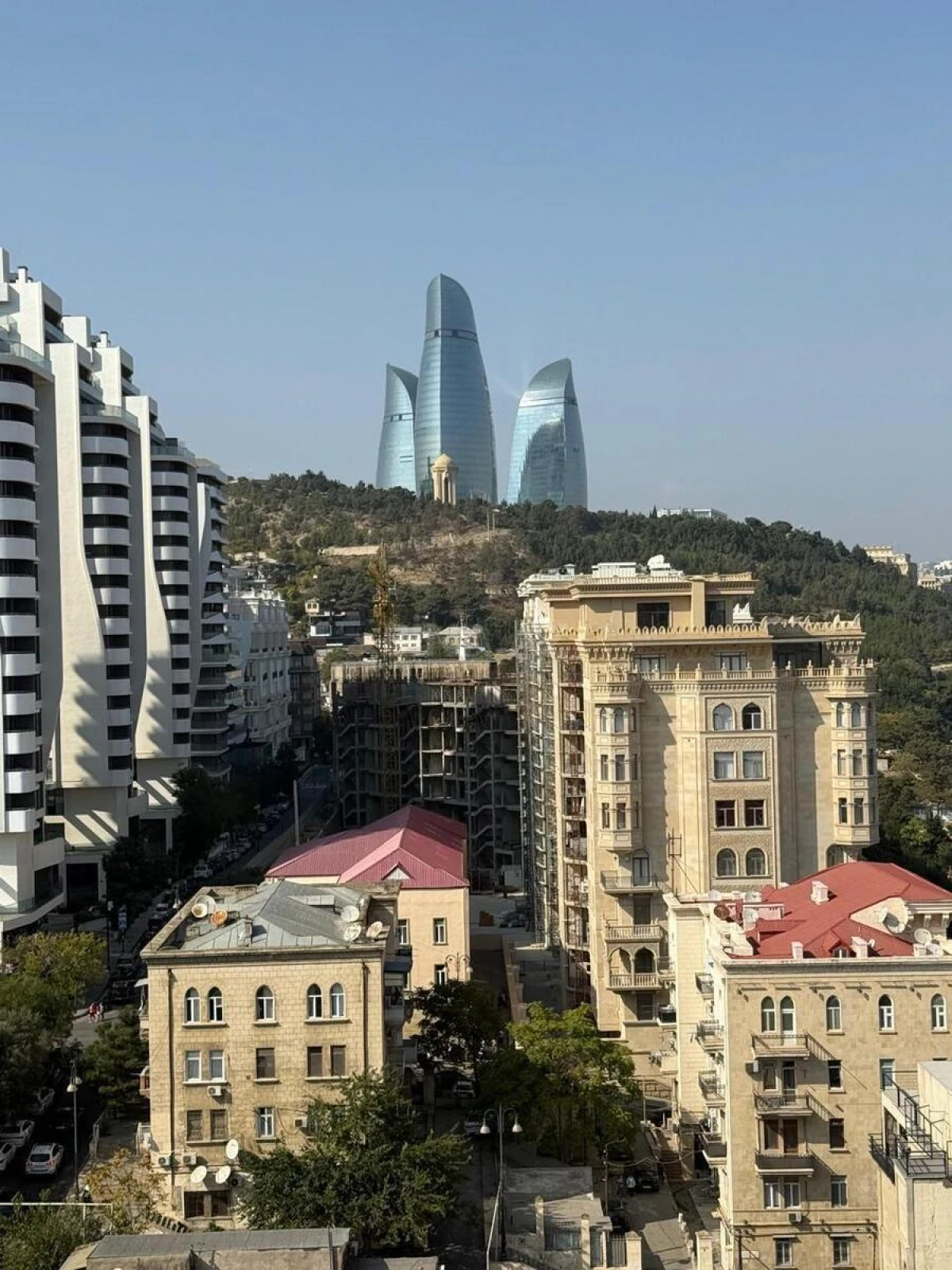Satılır 4 otaqlı mənzil 230 m²