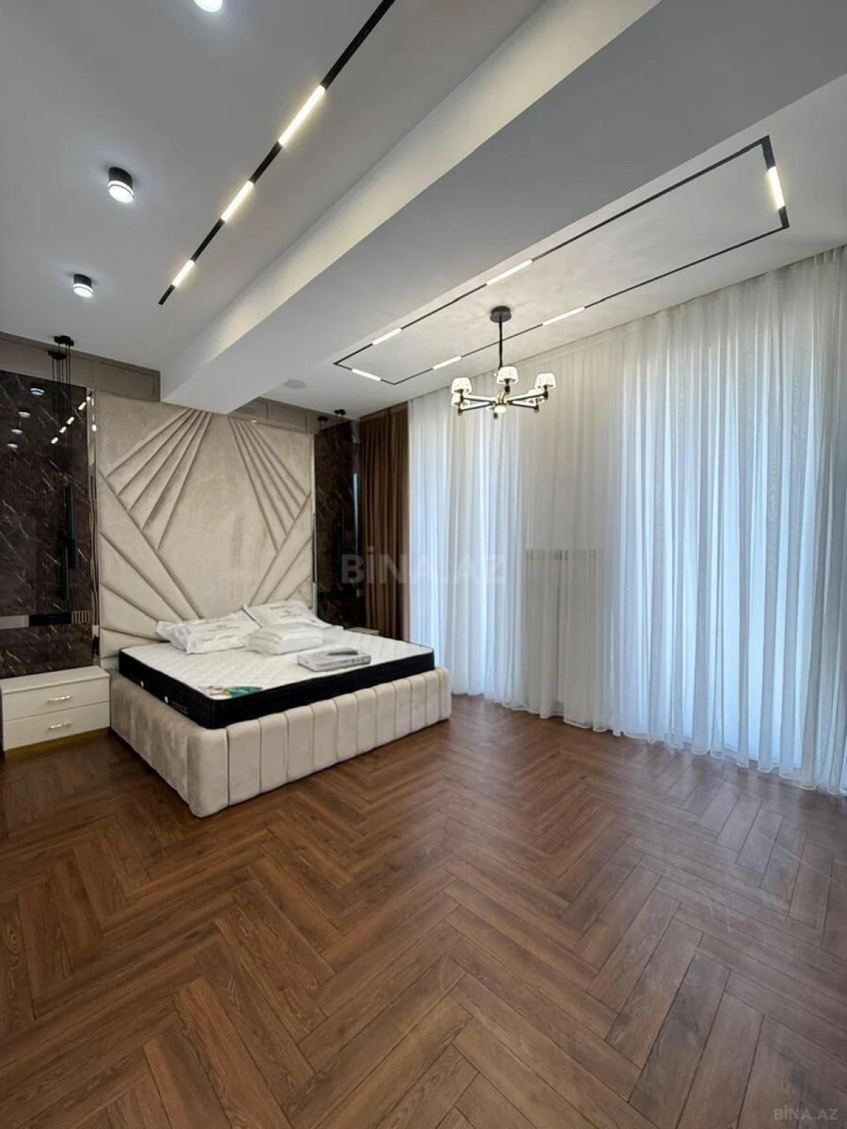 Satılır 4 otaqlı mənzil 230 m²