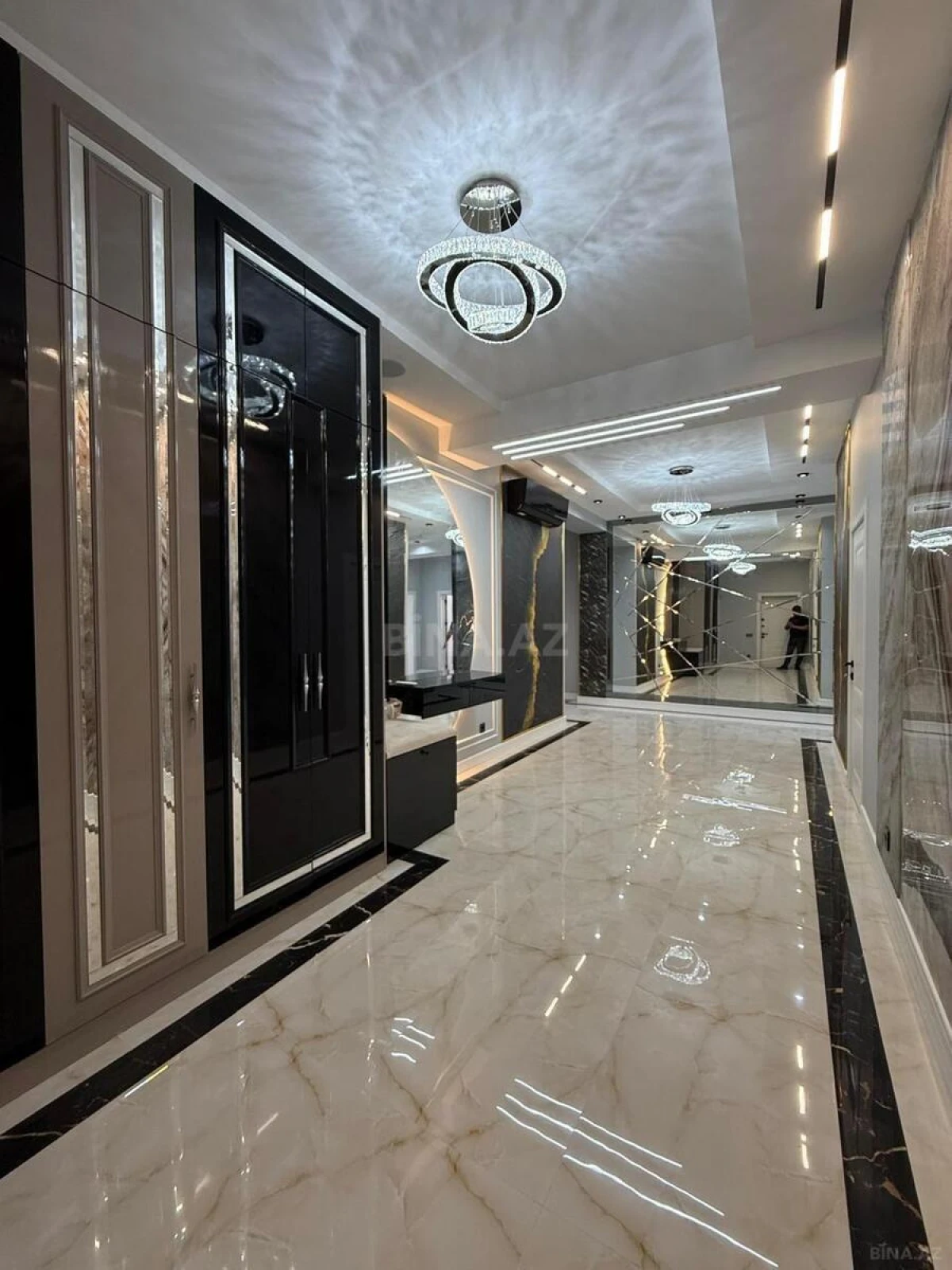 Satılır 4 otaqlı mənzil 230 m²