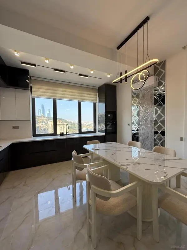 Satılır 4 otaqlı mənzil 230 m²
