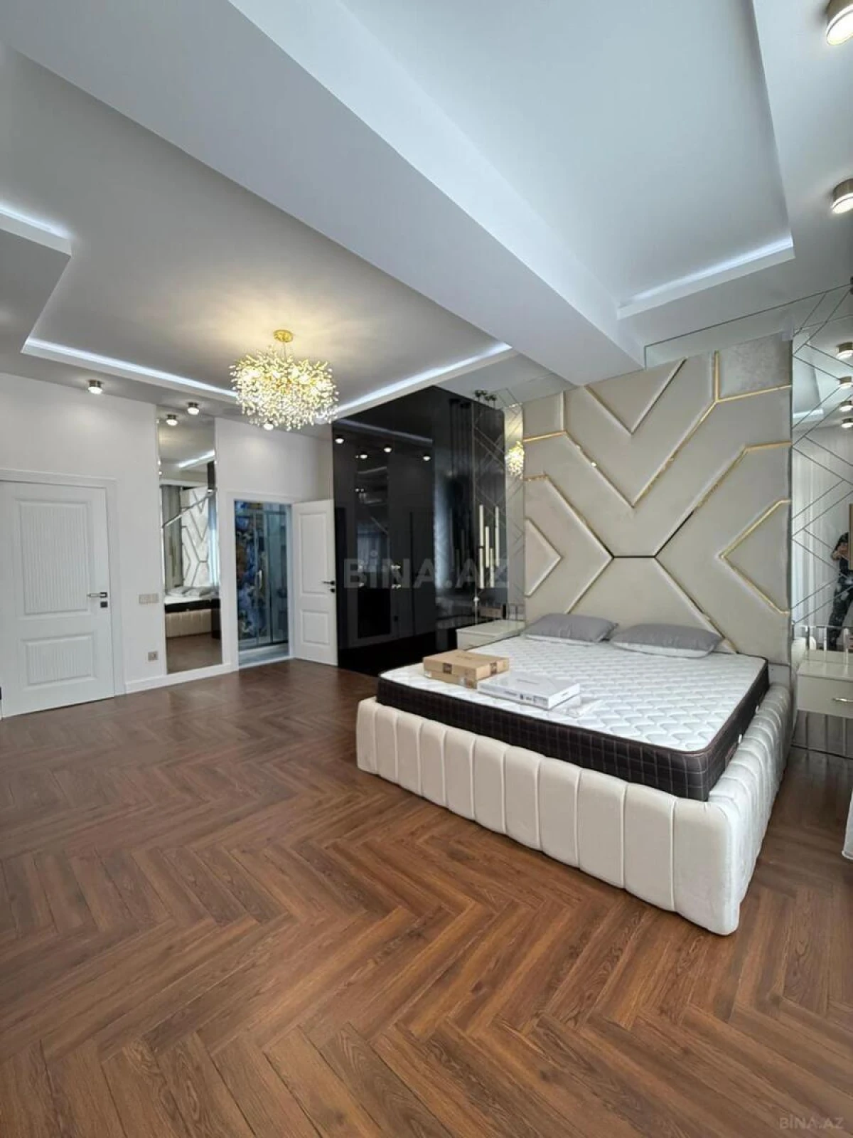 Satılır 4 otaqlı mənzil 230 m²