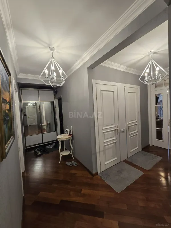 Satılır 5 otaqlı mənzil 120 m²