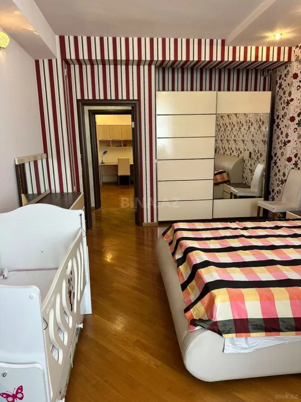 Satılır 4 otaqlı mənzil 138 m²