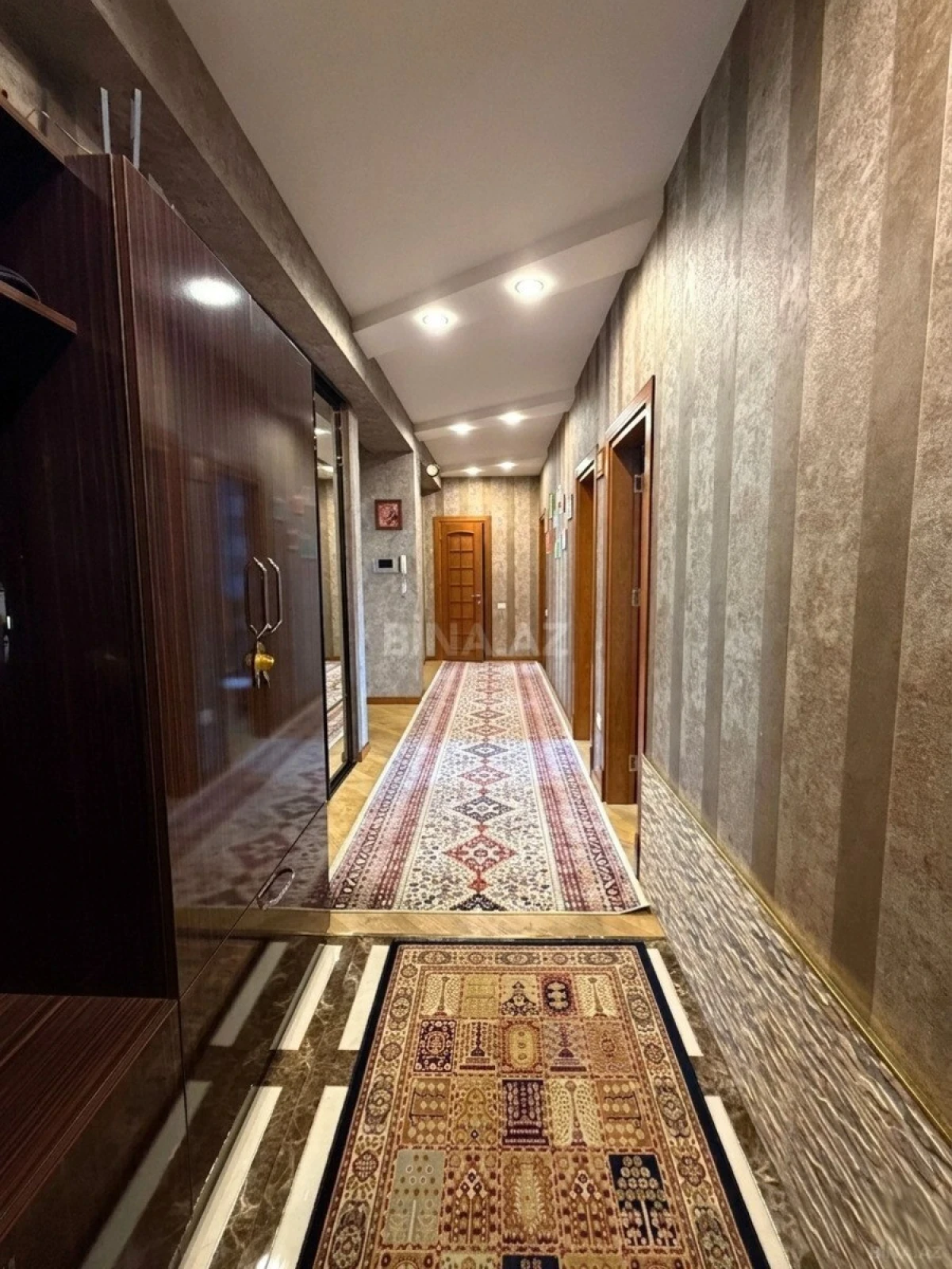 Satılır 4 otaqlı mənzil 163 m²