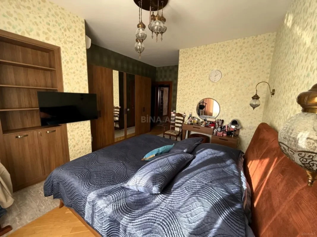 Satılır 4 otaqlı mənzil 163 m²
