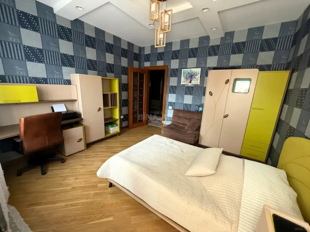 Satılır 4 otaqlı mənzil 163 m²