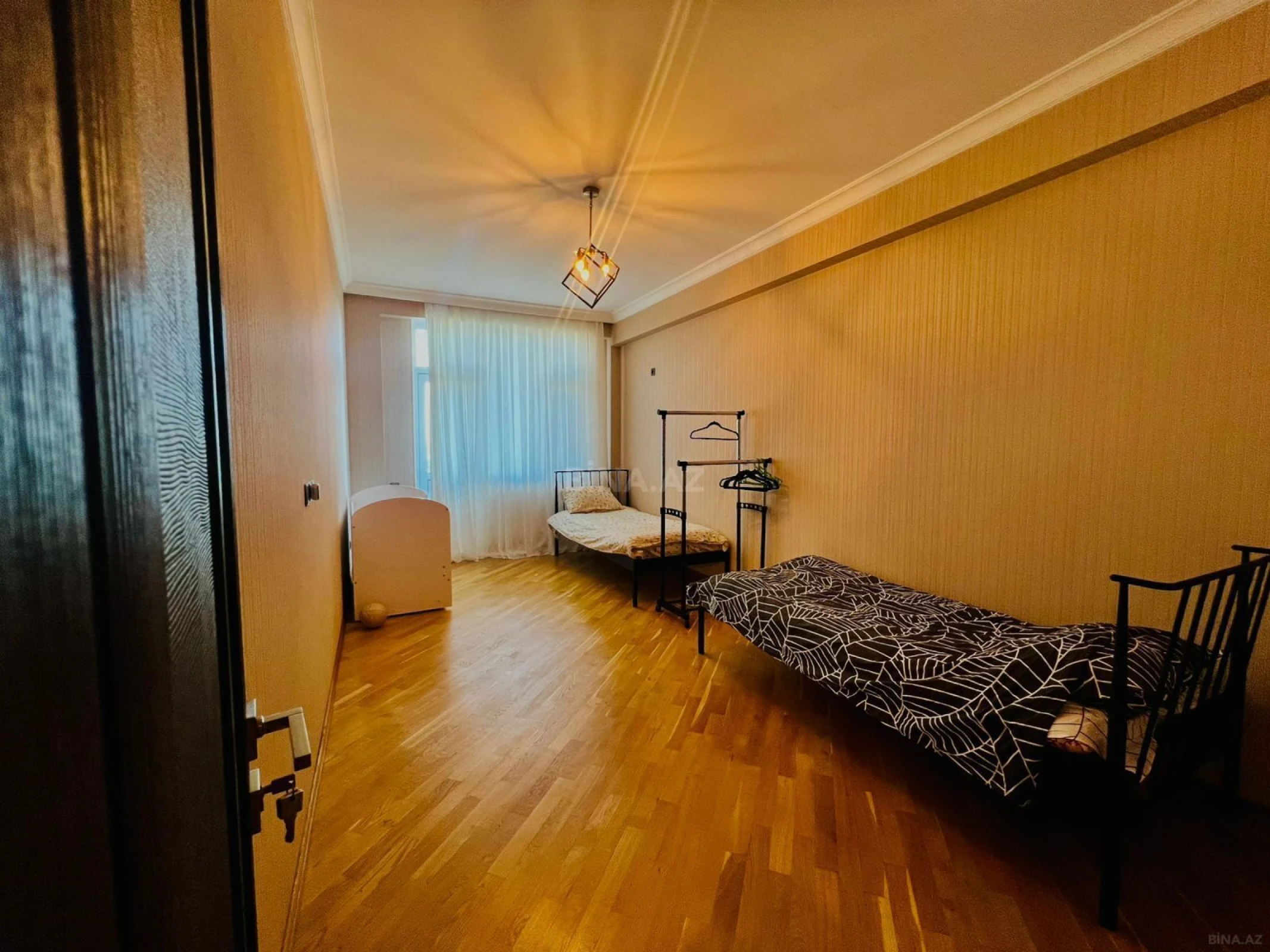 Satılır 3 otaqlı mənzil 145 m²