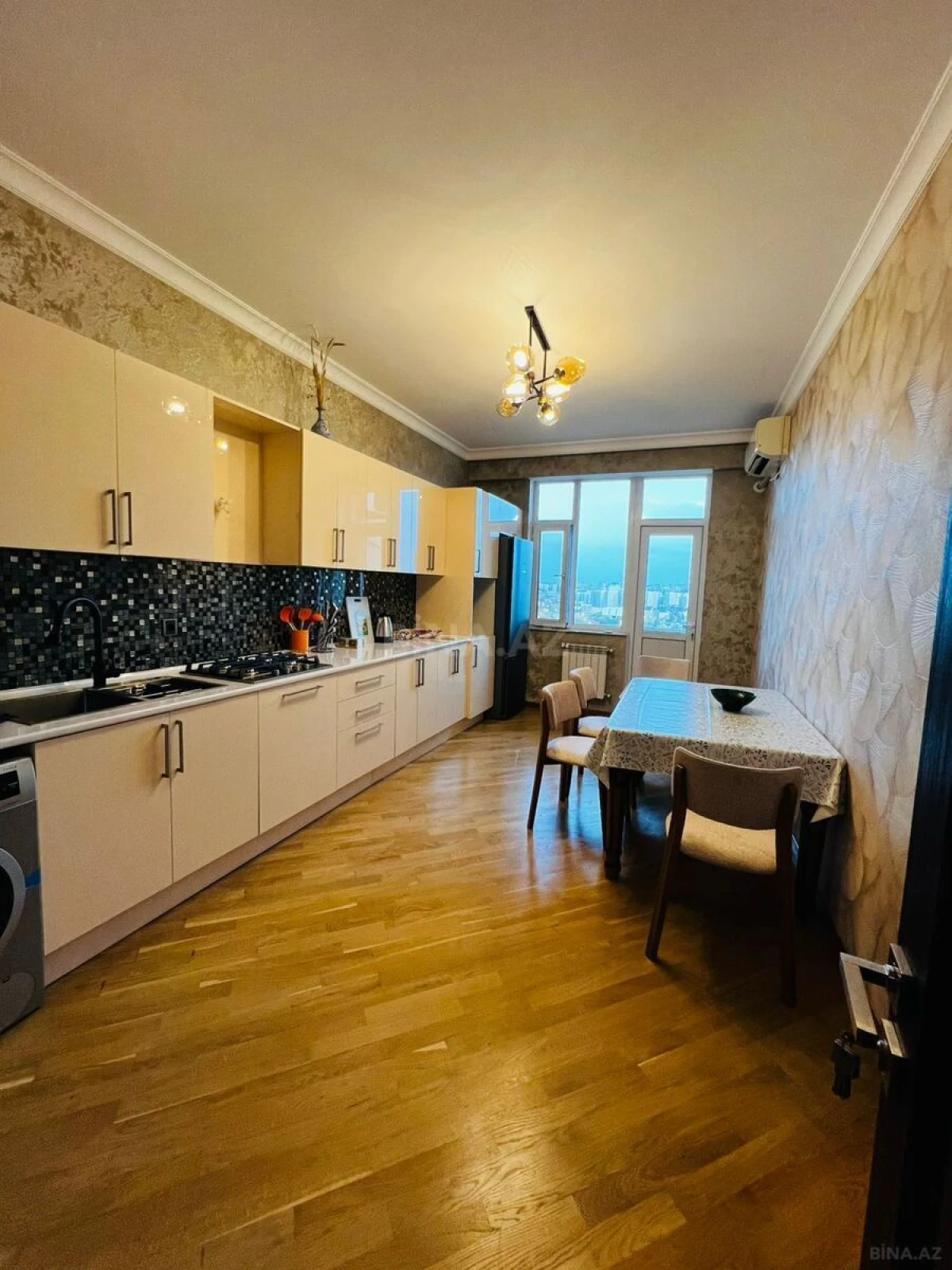 Satılır 3 otaqlı mənzil 145 m²
