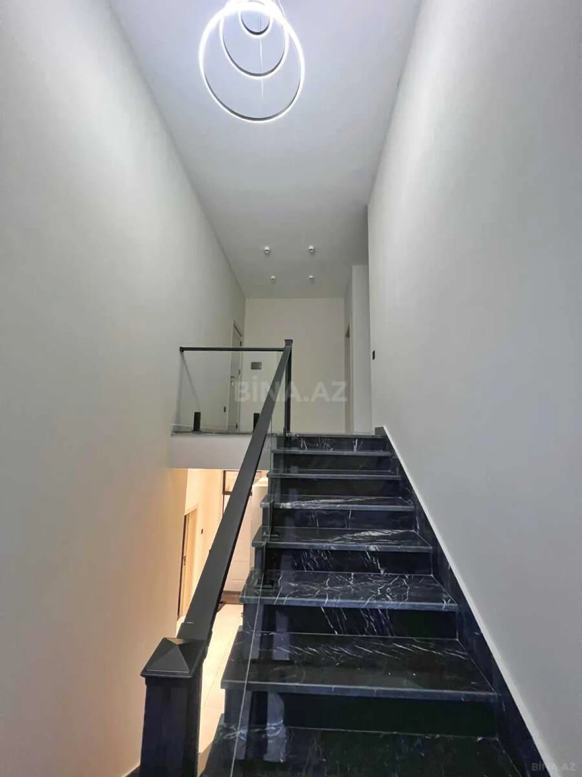 Satılır 5 otaqlı həyət evi 210 m²
