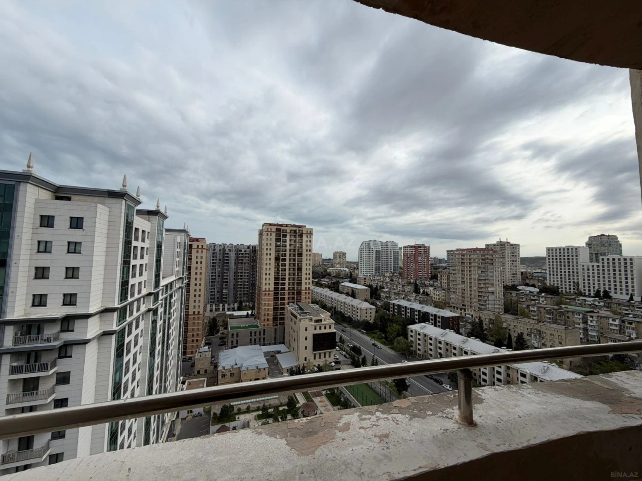 Satılır 3 otaqlı mənzil 130 m²