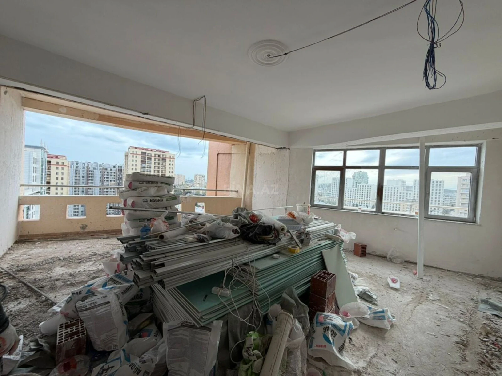 Satılır 3 otaqlı mənzil 130 m²