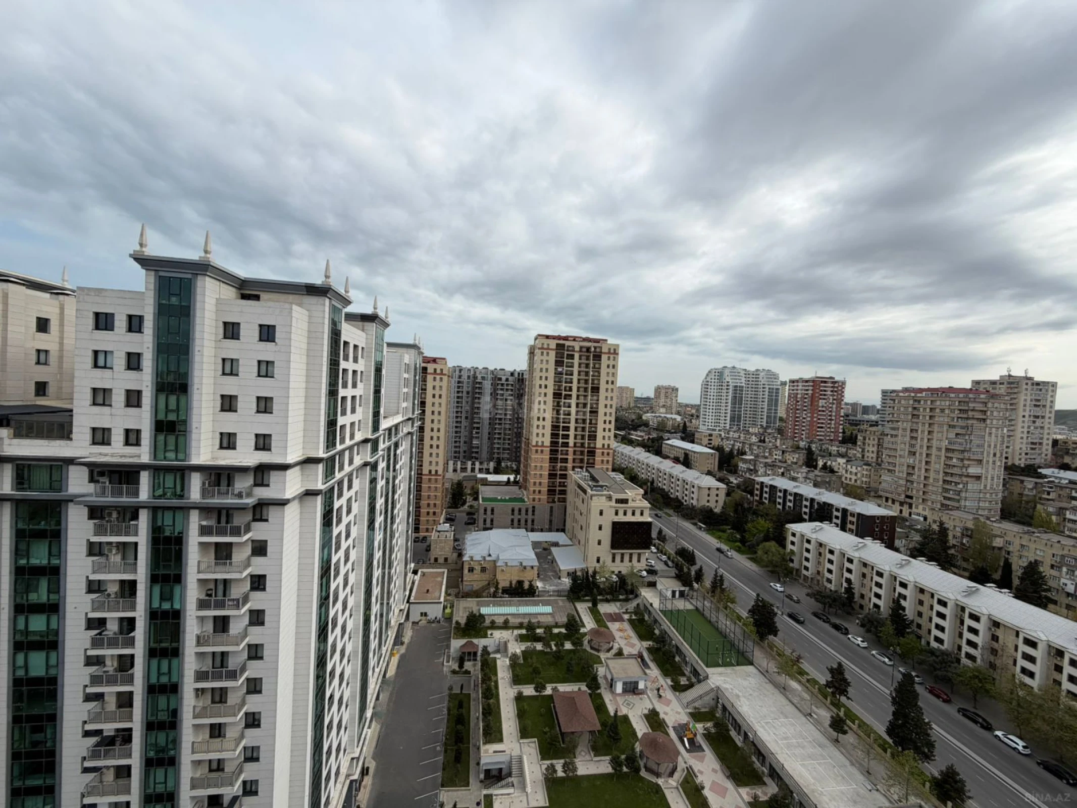 Satılır 3 otaqlı mənzil 130 m²