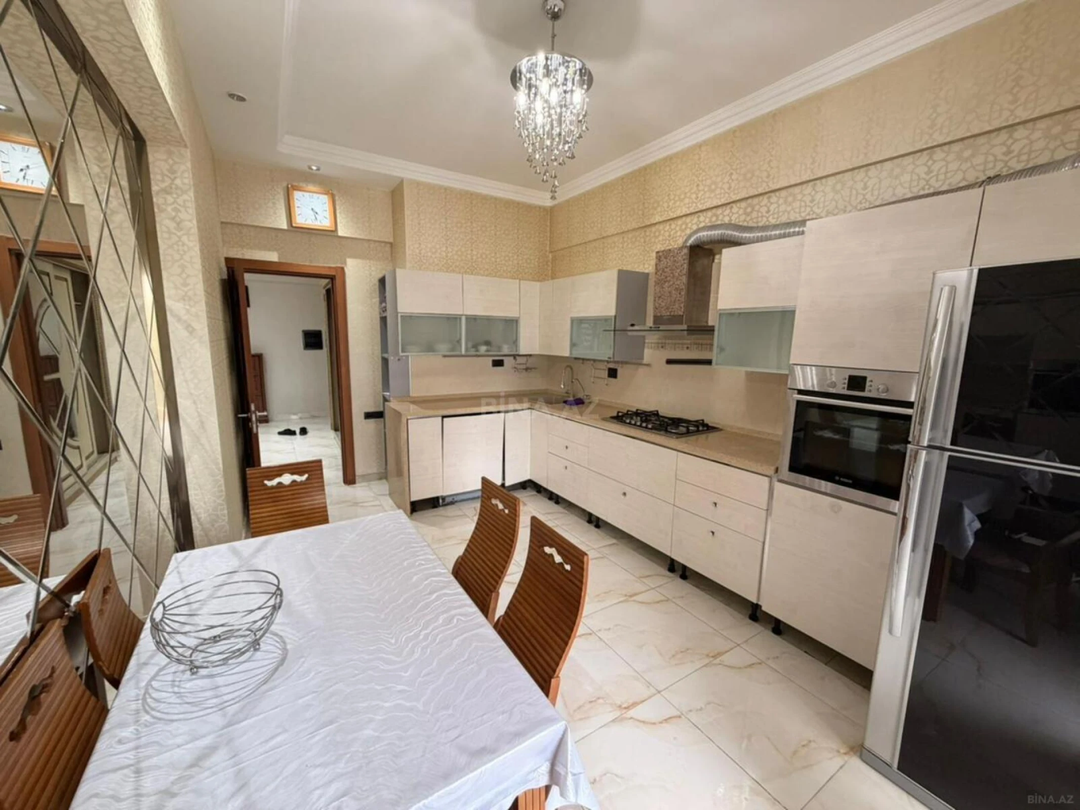 Kirayə verilir 3 otaqlı mənzil 180 m²