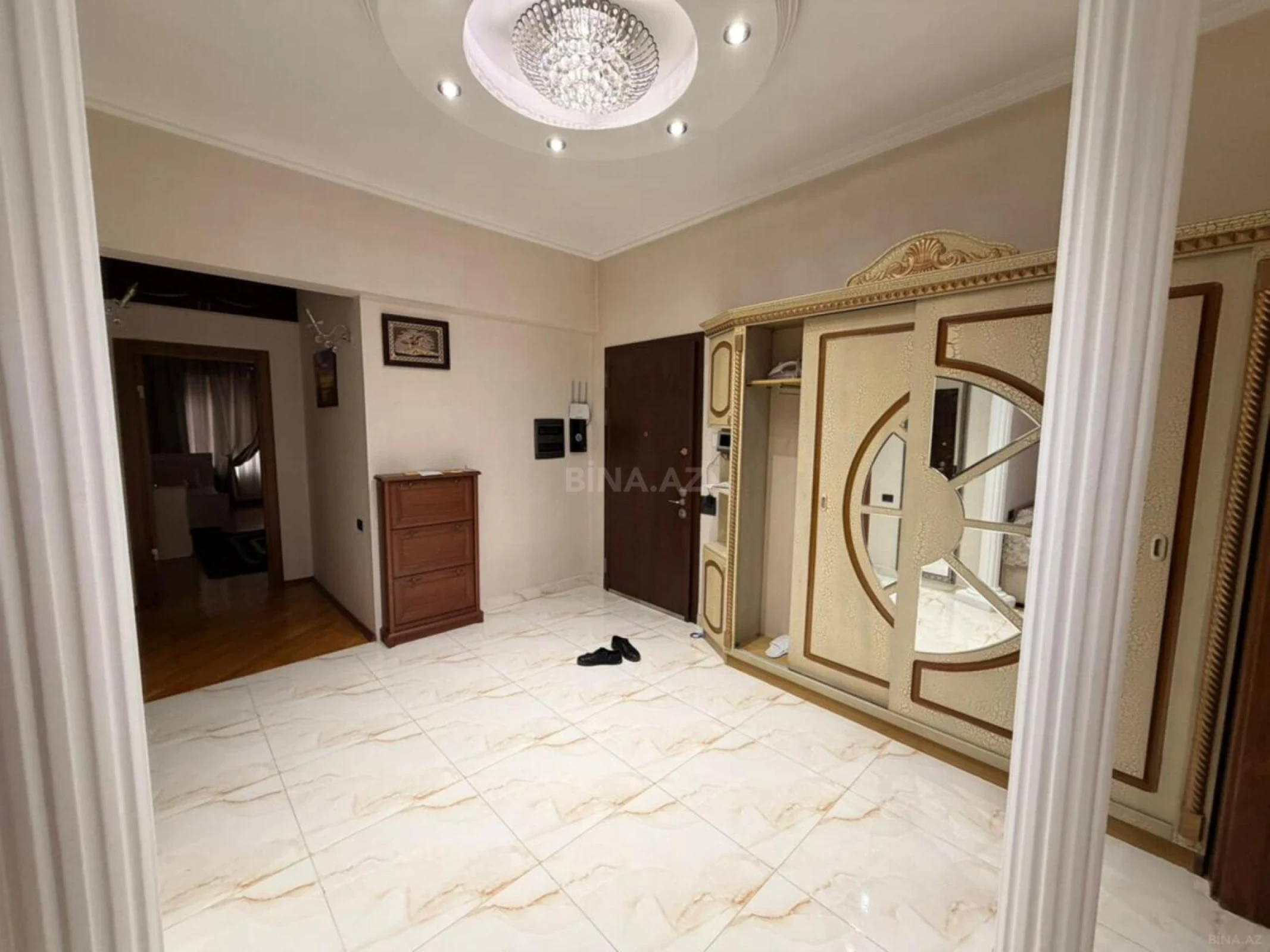 Kirayə verilir 3 otaqlı mənzil 180 m²