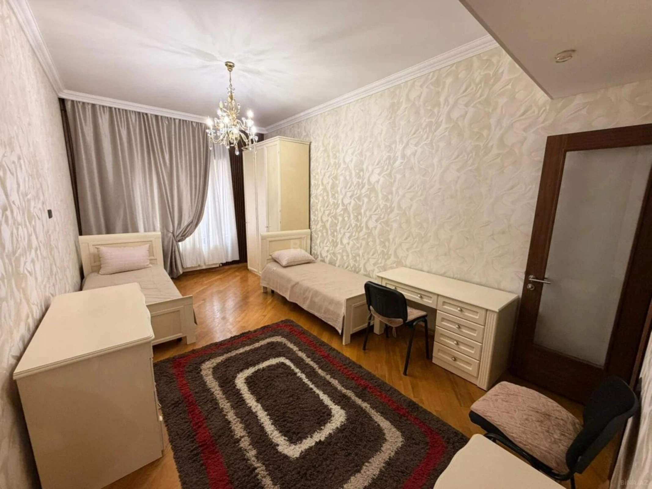 Kirayə verilir 3 otaqlı mənzil 180 m²