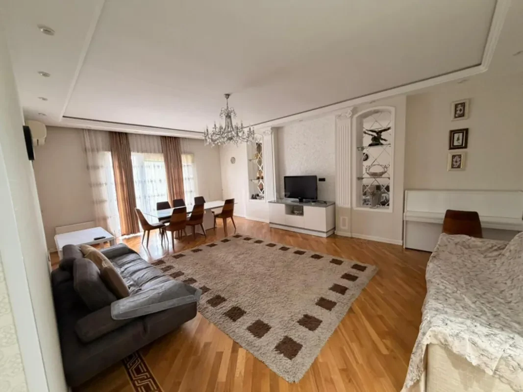 Kirayə verilir 3 otaqlı mənzil 180 m²