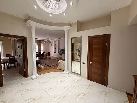 Kirayə verilir 3 otaqlı mənzil 180 m²