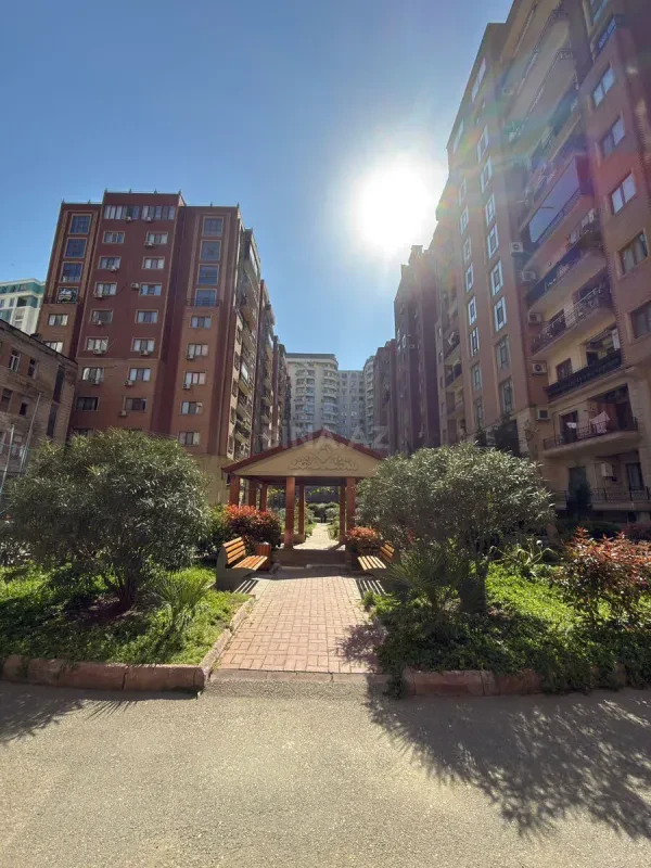 Satılır 4 otaqlı mənzil 219 m²