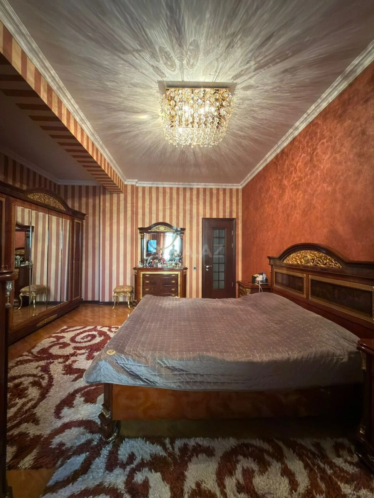 Satılır 4 otaqlı mənzil 219 m²